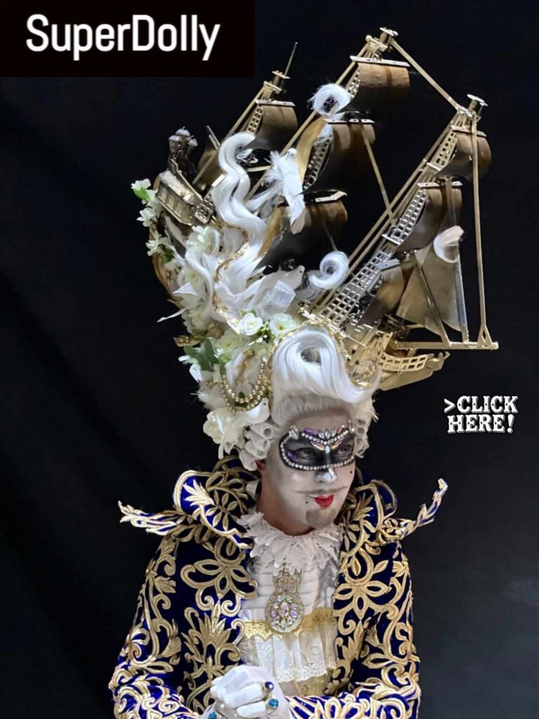 una bellissima maschera in costume con un cappello a veliero ti invita ad unirti alla festa SUPERDOLLY organizzata da stranomondo agency di leandro bisenzi